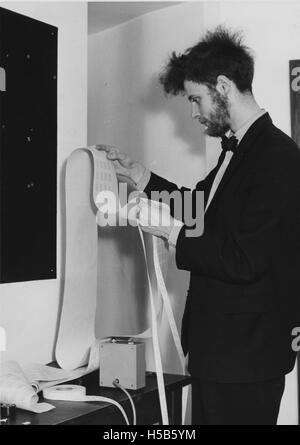 Diese Abbildung zeigt einen Studenten, der 1964 in einem Maschinenraum für Statistik arbeitete und wahrscheinlich frühe Berechnungen oder statistische Analysen mit sich brachte. Der Maschinenraum hätte eine Ausrüstung zur Datenverarbeitung und zur Durchführung mathematischer Berechnungen. Stockfoto