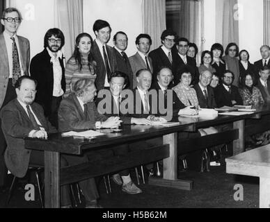 Dieser Titel bezieht sich auf eine Regierungsabteilung im Jahr 1975, die wahrscheinlich mit einer bestimmten Dienststelle oder Verwaltungsbehörde verbunden ist. Sie stellt den Kontext für eine historische Periode dar und gibt die Rolle und Funktion der Abteilung während dieser Zeit in der Regierungsgeschichte an. Stockfoto