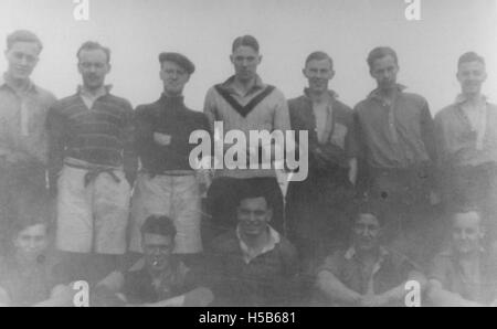 1936 fand ein Fußballspiel zwischen Schülern und Trägern statt, bei dem es um einen Freundschaftswettbewerb zwischen zwei Gruppen ging, der im Laufe des Jahres wahrscheinlich Verbindungen zum Universitäts- oder Schulleben hatte. Stockfoto