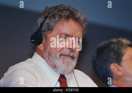 Dieses Foto zeigt Luiz Inácio Lula da Silva, den ehemaligen brasilianischen Präsidenten im Jahr 2003. Das Bild stellt einen Schlüsselmoment in seiner politischen Karriere dar und markiert den Beginn seiner Führung in der brasilianischen Regierung. Stockfoto