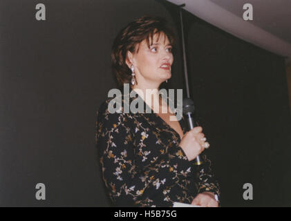 Ein Foto von Cherie Blair, der Ehefrau des ehemaligen britischen Premierministers Tony Blair, aufgenommen um 1999. Das Bild spiegelt ihre öffentliche Rolle und Präsenz in dieser Zeit wider. Stockfoto