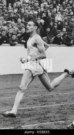 Mal Whitfield, ein bekannter amerikanischer Athlet, wurde für seine Teilnahme an den Olympischen Spielen 1948 in London bekannt, bei denen er mehrere Medaillen bei Leichtathletik-Events gewann. Stockfoto