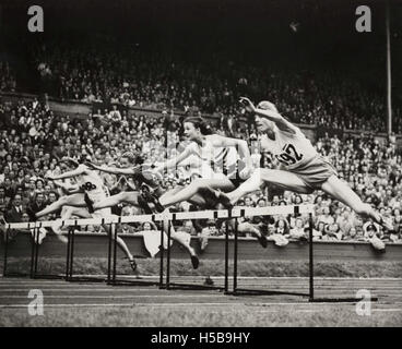 Das Frauenfinale der 80-Meter-Hürdenrennen bei den Olympischen Spielen 1948 in London. Das Rennen führte zu Spitzensportlern, die um die olympische Goldmedaille im Leichtathletik- und Feldsport kämpften. Stockfoto
