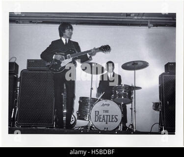 Das Foto zeigt George Harrison und Ringo Starr von den Beatles, die 1964 in der King's Hall in Belfast auftraten. Diese Veranstaltung war Teil der berühmten Tour der Band während des Höhepunkts von Beatlemania. Stockfoto