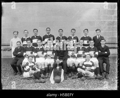 Die Fußballmannschaft des St. Patrick's College ist auf einem Gruppenfoto zu sehen, das einen Moment aus der Geschichte des Teams einfängt, wahrscheinlich während eines wichtigen Spiels oder einer wichtigen Saison. Stockfoto