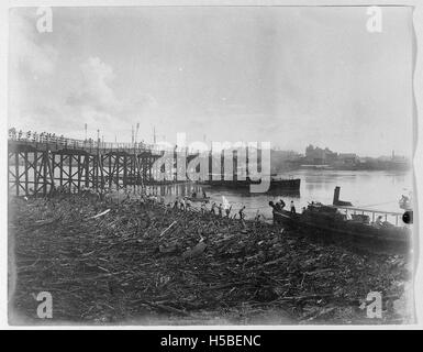 Victoria-Brücke über den Brisbane River während des Hochwassers, Februar 1896 Stockfoto