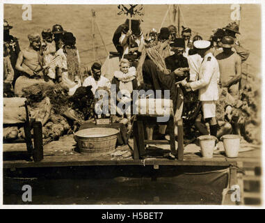 Dieses Bild zeigt die Zeremonie „Crossing the Line“ an Bord der HMAS MELBOURNE, eine Marinetradition, die von Seeleuten bei der ersten Überquerung des Äquators gefeiert wurde. Stockfoto