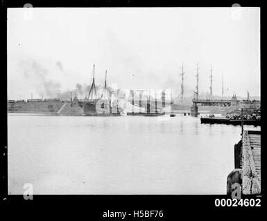 Nicht identifizierte Dampfschiff auf der Durchreise Glebe Island Bridge, nähert sich Blackwattle Bay Stockfoto