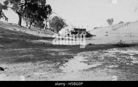 Fotografische Postkarte mit dem Raddampfer Nil auf Darling River Bett, Bourke Stockfoto