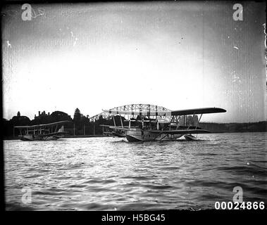 Drei kurze Rangoon-Flugboote liegen in der Farm Cove in Sydney. Diese Flugzeuge wurden für Transport und Aufklärung eingesetzt und spiegeln die Luftfahrtgeschichte des 20. Jahrhunderts in Australien wider. Stockfoto