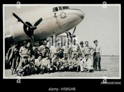 Die Crew der Royal Australian Air Force (RAAF) und Migranten, die sich auf den Flug nach Woomera vorbereiten, stellen ein bedeutendes Ereignis im Zusammenhang mit Migration und Flugreisen dar. Woomera, ein abgelegener Standort in Australien, hat historische Bedeutung sowohl bei der Verteidigung als auch bei der Weltraumforschung. Die Rolle der RAAF bei der Migration und der Entwicklung des Gebiets ist entscheidend für das Verständnis der australischen Nachkriegsgeschichte. Stockfoto