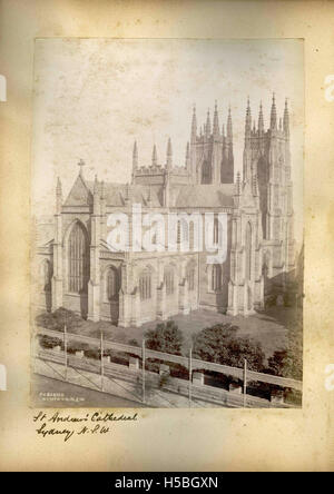 Die St. Andrew's Cathedral in Sydney, New South Wales, ist ein prominentes Beispiel religiöser Architektur. Erbaut im 19. Jahrhundert, dient sie als anglikanische Kathedrale von Sydney und ist ein wichtiges religiöses und kulturelles Wahrzeichen. Das Design der Kathedrale ist mit Elementen aus dem gotischen Revival versehen, die zu ihrem Status als ikonisches Bauwerk innerhalb der Stadt beitragen. Stockfoto