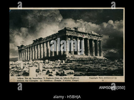 Diese Postkarte zeigt den Parthenon, einen antiken Tempel, der der Göttin Athena gewidmet ist, auf der Akropolis in Athen, Griechenland. Das Parthenon ist ein ikonisches Symbol der antiken griechischen Zivilisation und architektonischen Leistung. Es ist eines der bekanntesten Wahrzeichen der Welt, bekannt für sein klassisches dorisches Design und seine historische Bedeutung. Stockfoto