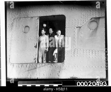 Drei unbekannte Männer möglicherweise an Bord der RMS QUEEN MARY in der Nähe von Port Jackson in Sydney, Mai 1940 Stockfoto