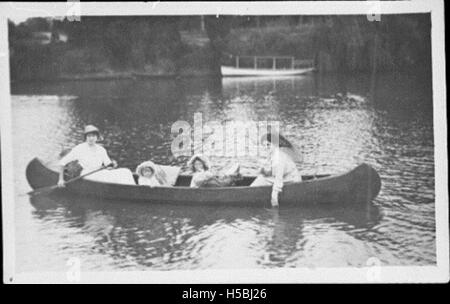 Kanufahrten auf dem Torrens River in Adelaide bieten eine malerische Outdoor-Aktivität, die die natürliche Schönheit des Flusses und der umliegenden Parks hervorhebt. Der Fluss ist zentral in der städtischen Landschaft von Adelaide und bietet Erholungsmöglichkeiten. Stockfoto