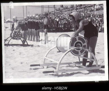 Weibliche Surf lebensrettende Teams, mit Cottesloe Damen Surf Club im Vordergrund Stockfoto