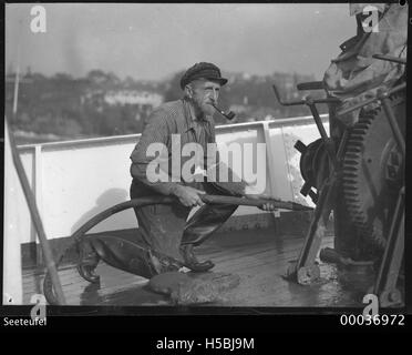 Bootsmann Karl Muller raucht eine Pfeife und Schlauch Deck der SEETEUFEL Stockfoto