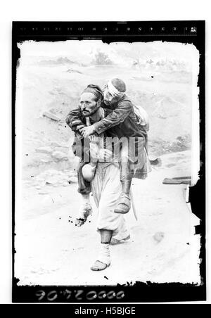 Ein Bild, das einen nicht identifizierten Verwundeten zeigt, der von einem Zouave-Offizier getragen wird, einer Figur, die mit französischen Militäreinheiten im 19. Jahrhundert in Verbindung gebracht wurde. Stockfoto