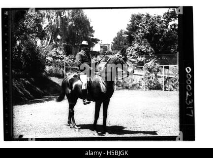 Ein historisches Porträt eines Mannes, der auf einem Pferd montiert ist und das Motiv in voller Reitkleidung festhält. Die Einstellung ist nicht spezifiziert, weist jedoch auf einen traditionellen oder zeremonielle Kontext hin. Stockfoto
