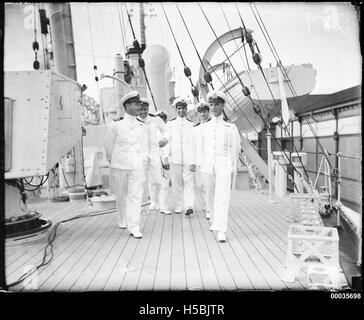 Königliche Indische Marine-Offiziere auf dem Deck des HMIS HINDUSTAN in Sydney Stockfoto