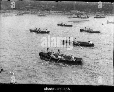 Das Surf Rettungsboot „DEE WHY“ patrouilliert im Hafen von Sydney und gewährleistet die Sicherheit von Schwimmern und Besuchern. Das Boot ist ein wichtiger Bestandteil der Sicherheit am Strand und an den Wasserstraßen in der Region. Stockfoto