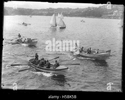 Das Surf Rettungsboot-Rennen in Manly führt North Steyn und Dee Why an der Spitze des Wettbewerbs. Diese Veranstaltung, die Teil einer größeren Surf-Tradition ist, zeigt die Sportlichkeit und das Können, das bei Rettungsaktionen am Strand mit sich bringt. Es war Teil nationaler Festivals, die die australische Surfkultur und die Bemühungen der Gemeinschaft um Sicherheit und Rettung zelebrierten. Stockfoto