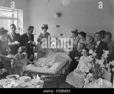 Dieses Bild zeigt die Goldene Hochzeit, die im Orthopädischen Krankenhaus in Gobowen anlässlich des 50. Hochzeitstages eines Paares stattfand. Es spiegelt ein bedeutendes gesellschaftliches Ereignis in der Geschichte des Krankenhauses wider. Stockfoto