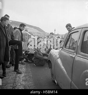 Auf diesem Bild sind Mitglieder von Cymdeithas yr Iaith Gymraeg bei der ersten Proteste auf der Trefechan Bridge in Aberystwyth zu sehen. Der Protest, der sich für die walisische Sprache einsetzte, war ein bedeutender Moment in der walisischen Sprachbewegung. Stockfoto