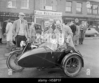 Die Nine Hour Motor Rally des Oswestry Motor Clubs war eine Rennveranstaltung, die in Oswestry stattfand und die Ausdauer und Geschwindigkeit verschiedener Fahrzeuge zeigte. Diese Rallye war ein wichtiges Ereignis für Motorsportbegeisterte. Stockfoto