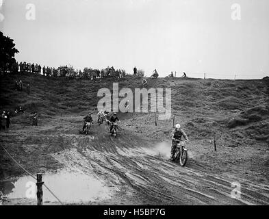 Das Oswestry and District Motor Club Scrambles Event, das an der Sandgrube in Queen's Head stattfindet, ist auf diesem Foto festgehalten. Das Bild zeigt den Motocross-Wettkampf, bei dem die Fahrer durch das anspruchsvolle Gelände navigieren. Stockfoto