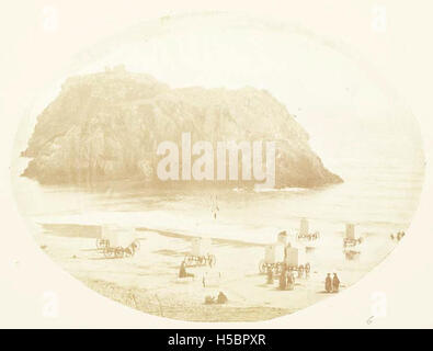 Tenby ist eine historische Küstenstadt in Pembrokeshire, Wales. Bekannt für seine mittelalterliche Architektur, seine atemberaubenden Strände und seinen lebhaften Hafen, ist es ein beliebtes Touristenziel. Die charmanten Straßen von Tenby, der Blick auf das Meer und die reiche Geschichte machen Tenby zu einem bemerkenswerten Ort an der walisischen Küste. Stockfoto