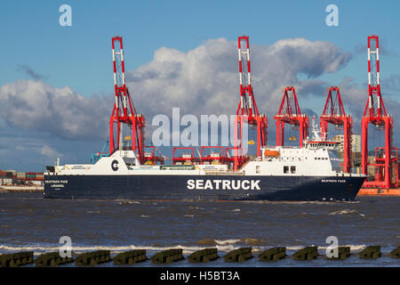 SeaTruck Freight Ferry Liverpool, River Mersey, Großbritannien. Seatruck Ferry Ltd, ein Güterverkehr nach N.Ireland, der Schiff an Landkrane STS halbautomatische Cantilever Rail Mounted Gantry 'Megamax' Quayside Cranes (CRMG) überführt. Liverpool 2 ist der neue Tiefwassercontainer-Terminal von Peel Ports. Das £300 Millionen-Investitionsprogramm von Peel Ports zur Erweiterung und Entwicklung des bestehenden Hafens von Liverpool wird Liverpool2 zum größten transatlantischen Tiefseehafen und Containerterminal Großbritanniens machen. Stockfoto