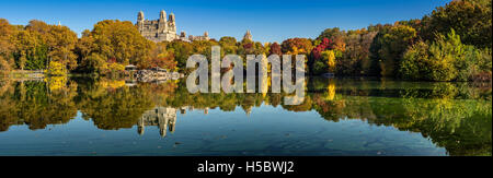 The Lake in Central Park in full autumn colors in early morning light. Manhattan, New York City Stockfoto