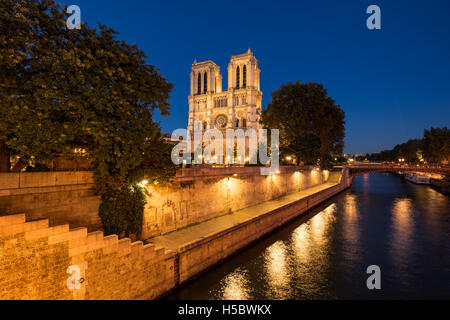 Kathedrale Notre Dame de Paris beleuchtet in der Dämmerung mit dem Seineufer auf Île De La Cité. Paris, Frankreich Stockfoto