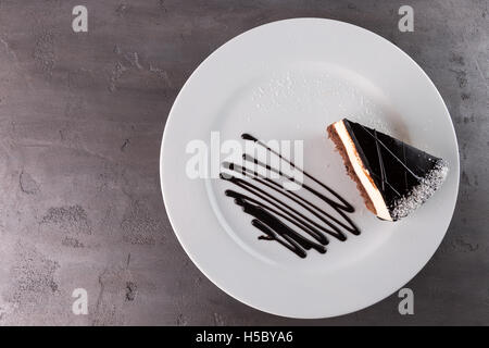 Stück Schokoladenkuchen auf grauem Stein Hintergrund. Stockfoto