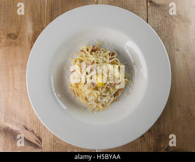 Pasta Bolognese in Platte auf hölzernen Hintergrund. Stockfoto