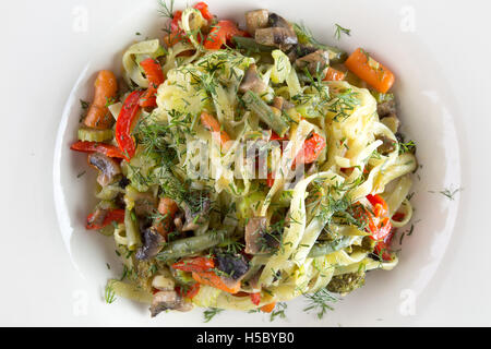 Pasta mit Gemüse auf weißem Hintergrund. Stockfoto