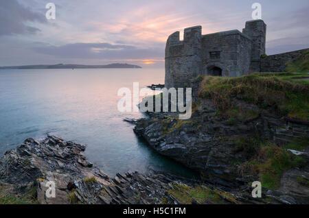 Sonnenaufgang über dem Pendennis Punkt in Cornwall Stockfoto