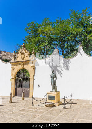 Matador-Statue von Antonio Ordóñez Araujo (1932 – 1998) war ein berühmter spanischer Stierkämpfer, Plaza de Toros in Ronda, Spanien Stockfoto