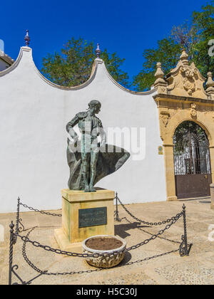 Matador-Statue von Cayetano Ordóñez y Aguilera außerhalb der Plaza de Toros in Ronda, Spanien. Stockfoto