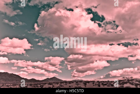 Traumhafte Landschaft im Infrarotbereich.  Fotografie von Wolken und Landschaft in dramatischen Licht. Digital eingestellt. Stockfoto