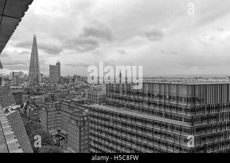 London, UK - Juli 2016: London und die City of London Panoramablick auf die Scherbe aus der Tate Modern Schalter Haus Dach Beobachtung Stockfoto