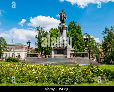 Warschau, Polen - 3. Juni 2016 - Adam-Mickiewicz-Denkmal in Warschau, Polen, an einem sonnigen Tag. Stockfoto