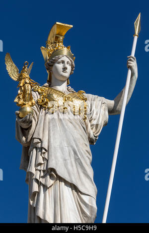 Statue am Parlamentsgebäude auf Ringstrabe in Wien, Österreich. Stockfoto