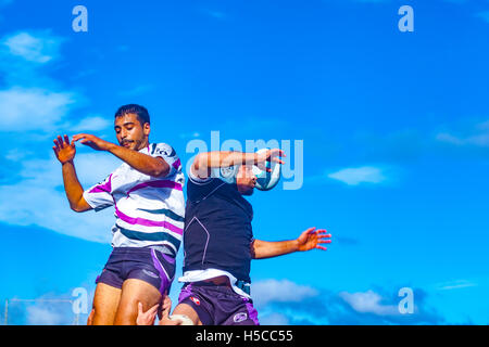 männlichen Erwachsenen Rugby-Spiel Stockfoto