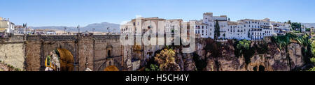 Einen Panoramablick auf den berühmten Steilhängen, Ansichten und El Tajo-Schlucht, das Rio Guadalevín in Ronda, Spanien durchläuft. Stockfoto