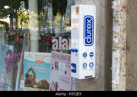 Empfängnisverhütung, Apotheke. Eine Wand Automaten Abgabe Durex Kondome außerhalb einer Apotheke in einer Paris Straße, Paris, Frankreich. Stockfoto