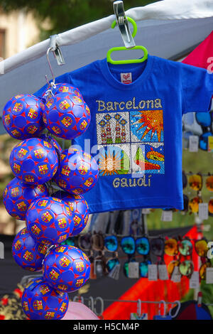 Straße Verkauf von Souvenirs, T-Shirts und Andenken von Barcelona Stockfoto