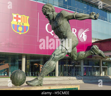 Camp Nou Barcelona - Statue des Fußballspielers Ladislau Kubala Stecz Stockfoto