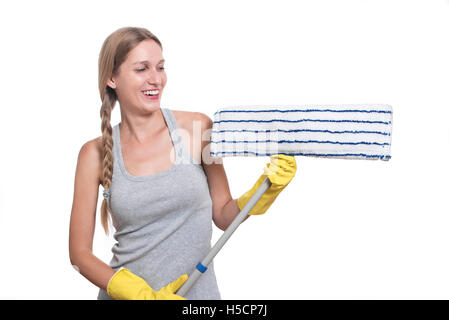 Reinigungskonzept. Frau mit Stock Mop und gelbe Gummihandschuhe Stockfoto